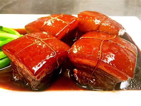  Il Dongpo Rou: Un Piatto Infernale di Maiale al Vino Rosso con un Tocco Celeste di Zucchero!