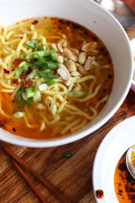  La Regina dei Noodles: Una Sinfonia di Sapori Piccanti e la Cremosa Delizia del Brodo